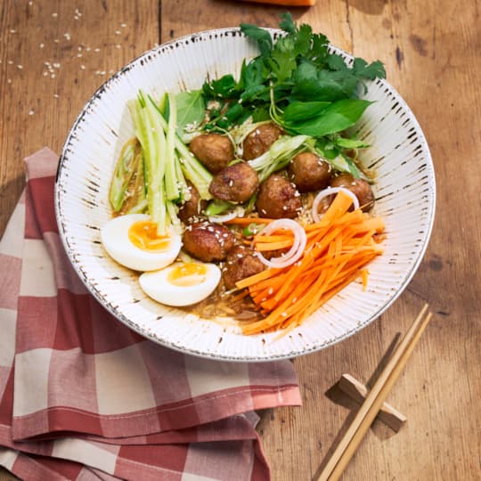 Krämiga snabbnudlar med köttbullar