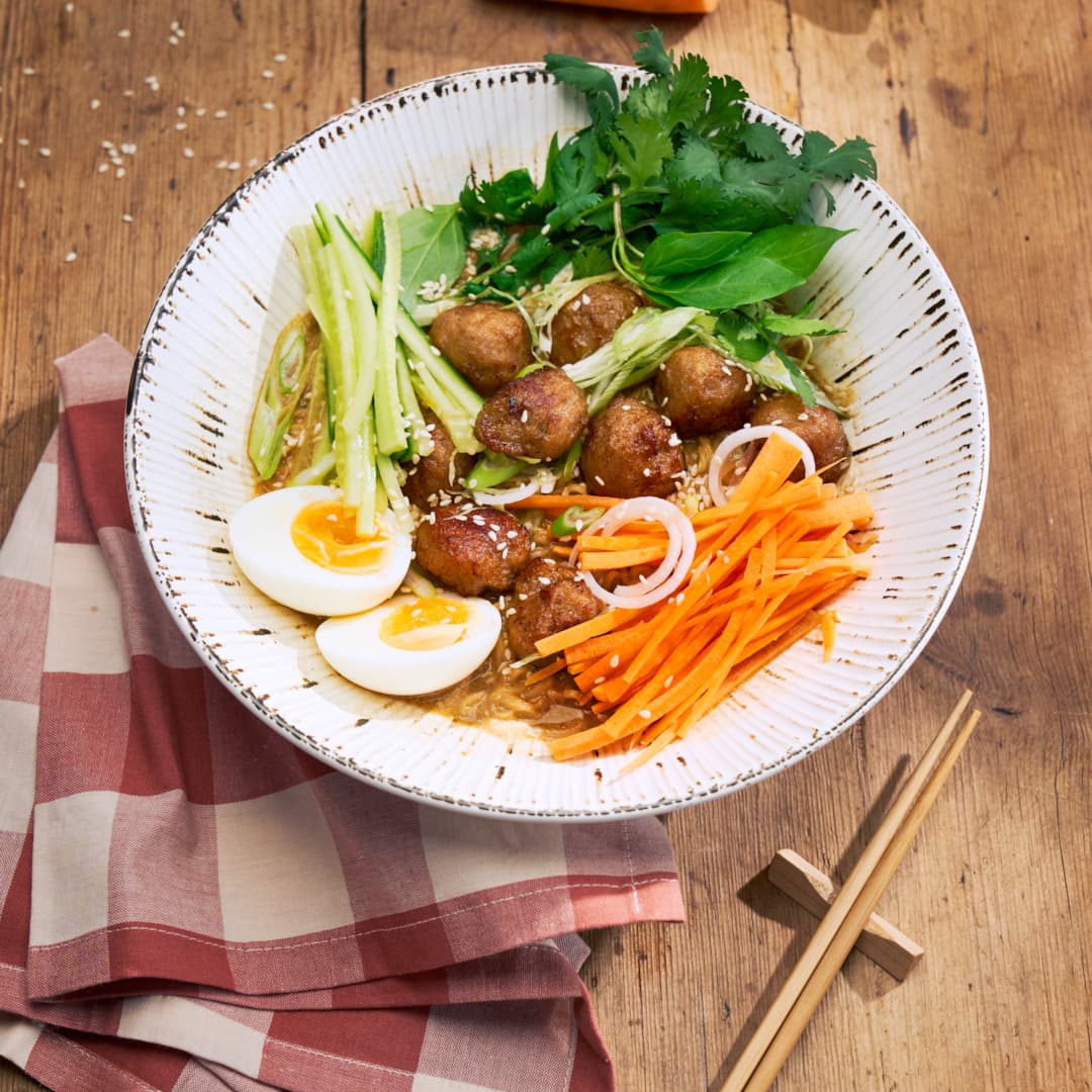 Krämiga snabbnudlar med köttbullar