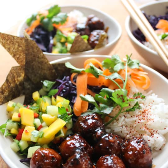 Asiatisk bowl med sesamglaserade köttbullar