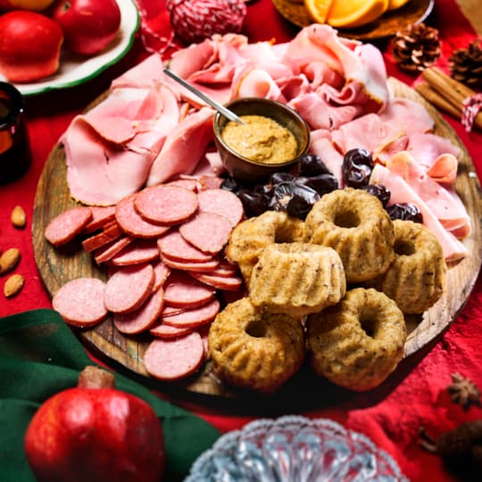 Adventsbricka med frukt- och nötbröd