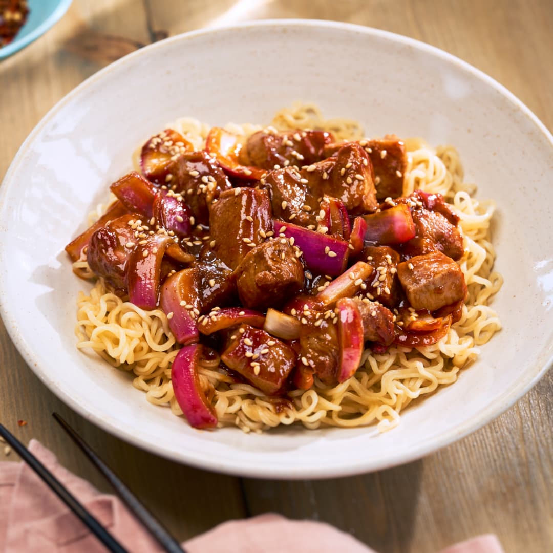 Fläskkarré med lök i sötsur sås och nudlar