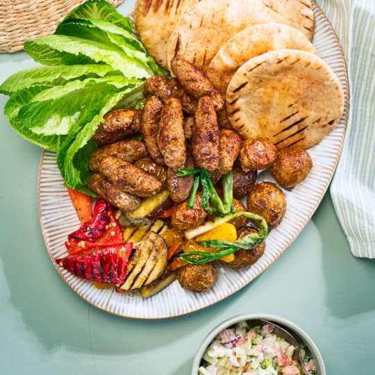Cevapcici i pitabröd med rostad färskpotatis & picklesmajonnäs
