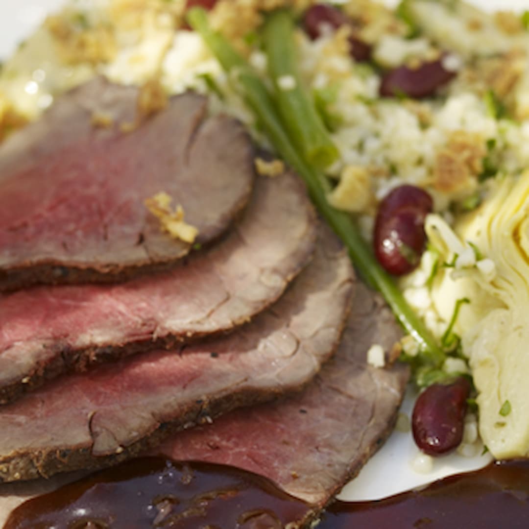 Pepparkryddad rostbiff och bulgursallad med bönor och kronärtskockor