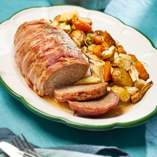 Baconlindad köttfärslimpa med rostade rotfrukter och persiljesås