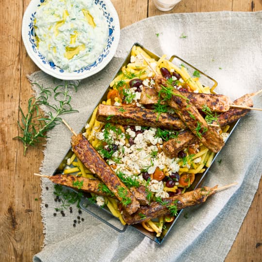 Gyrosspett med tzatziki och gratinerade pommes frites