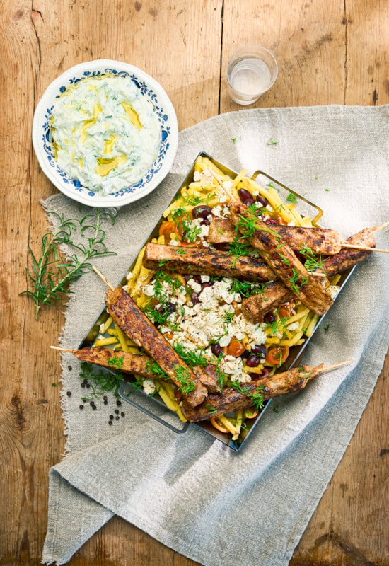 Gyrosspett med tzatziki och gratinerade pommes frites