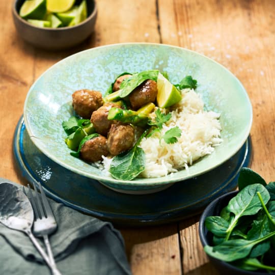 Köttbullar i krämig grön currysås med basmatiris