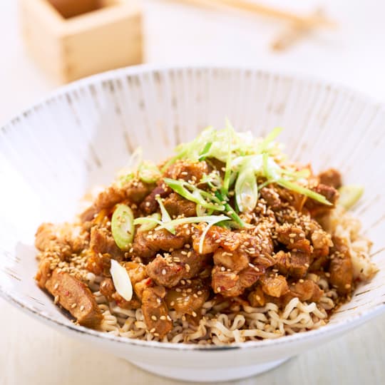 Koreansk gryta med fläskkarré, kimchi och nudlar