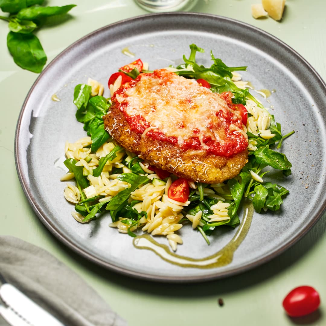 Schnitzel med risonisallad