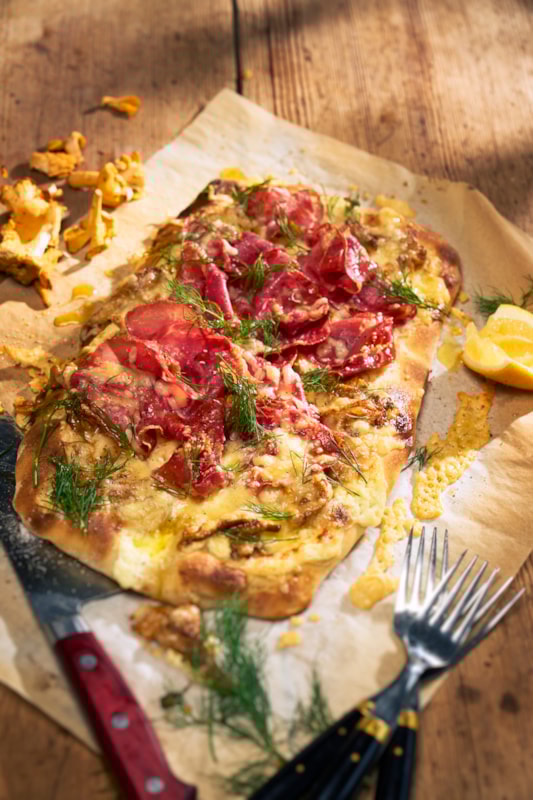 Pinza med krämiga kantareller och Coppa