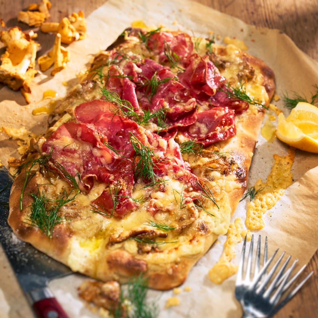Pinza med krämiga kantareller och Coppa