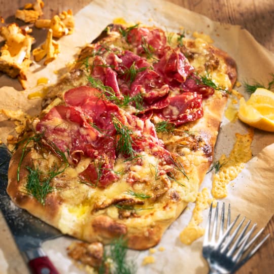 Pinza med krämiga kantareller och Coppa