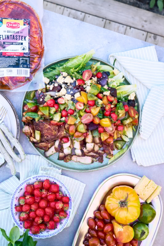 Flintastek med bakad lök och sommarsallad