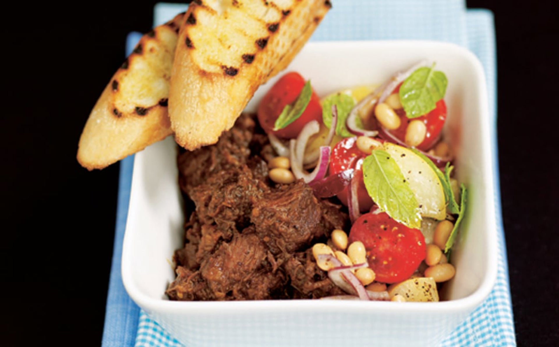 Chili med tomat- och bönsallad