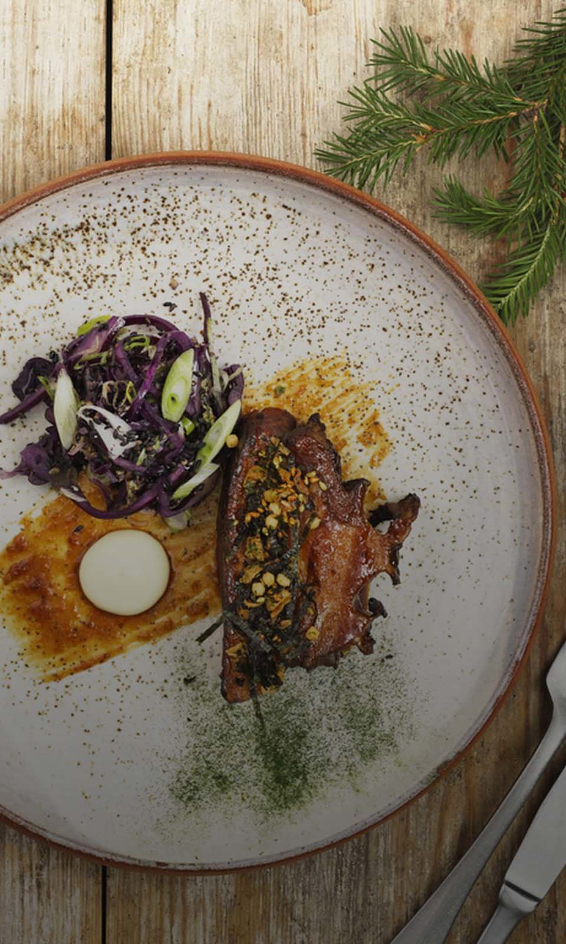 ASIATISKA REVBENSSPJÄLL, RÖDKÅLSSALLAD MED KIMCHI OCH SESAM