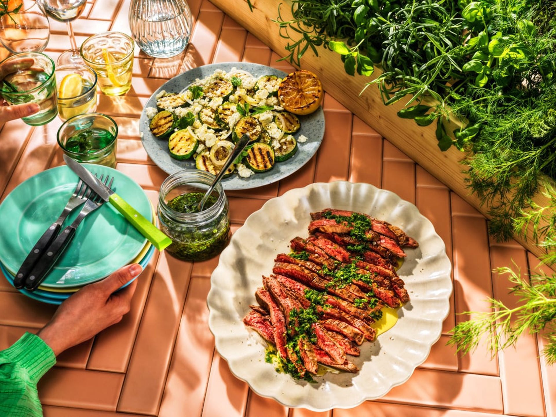 Grillad flankstek med chimichurri på färska kryddor