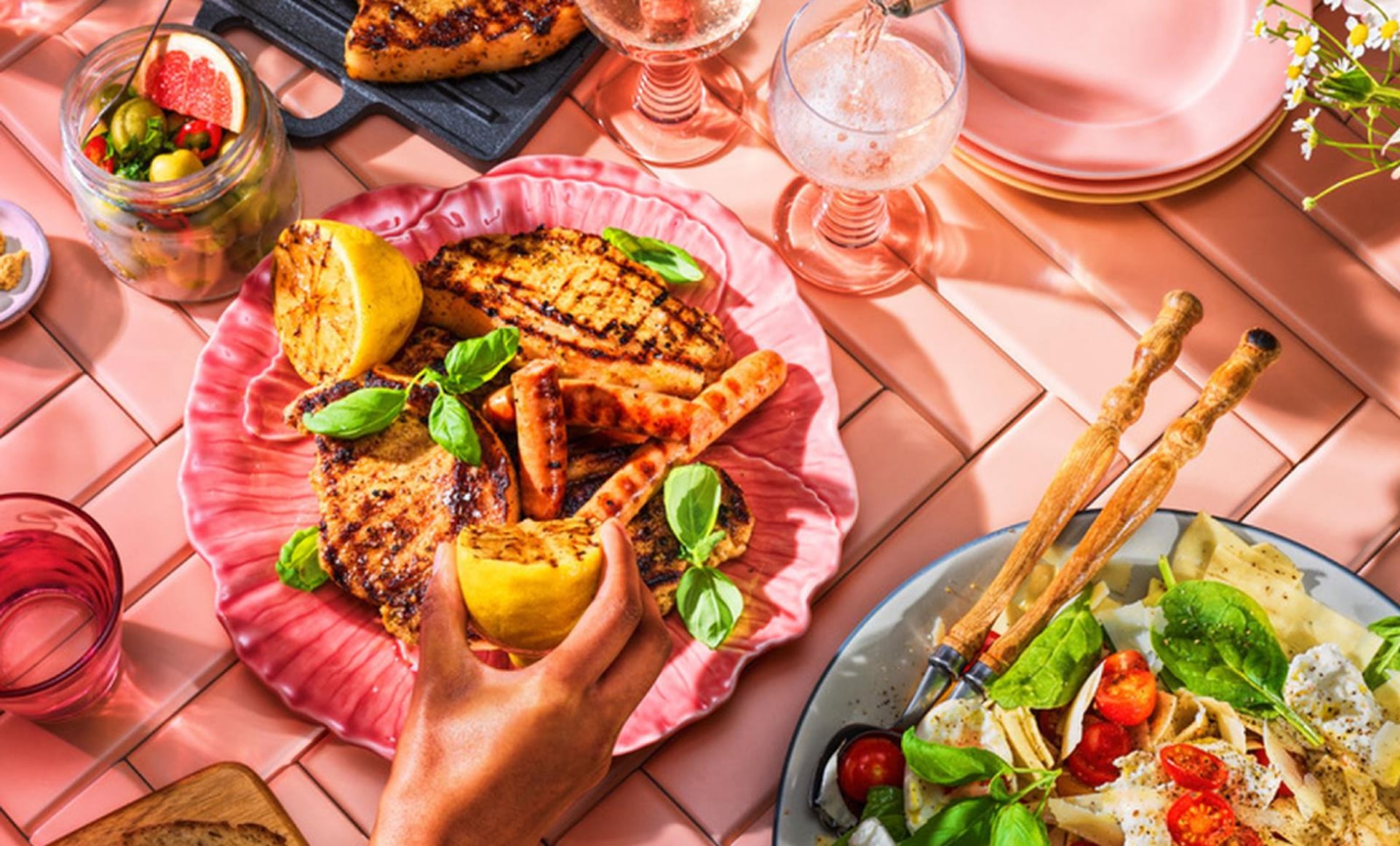 GRILLAD KOTLETT MED PASTA OCH KRYDDKORV