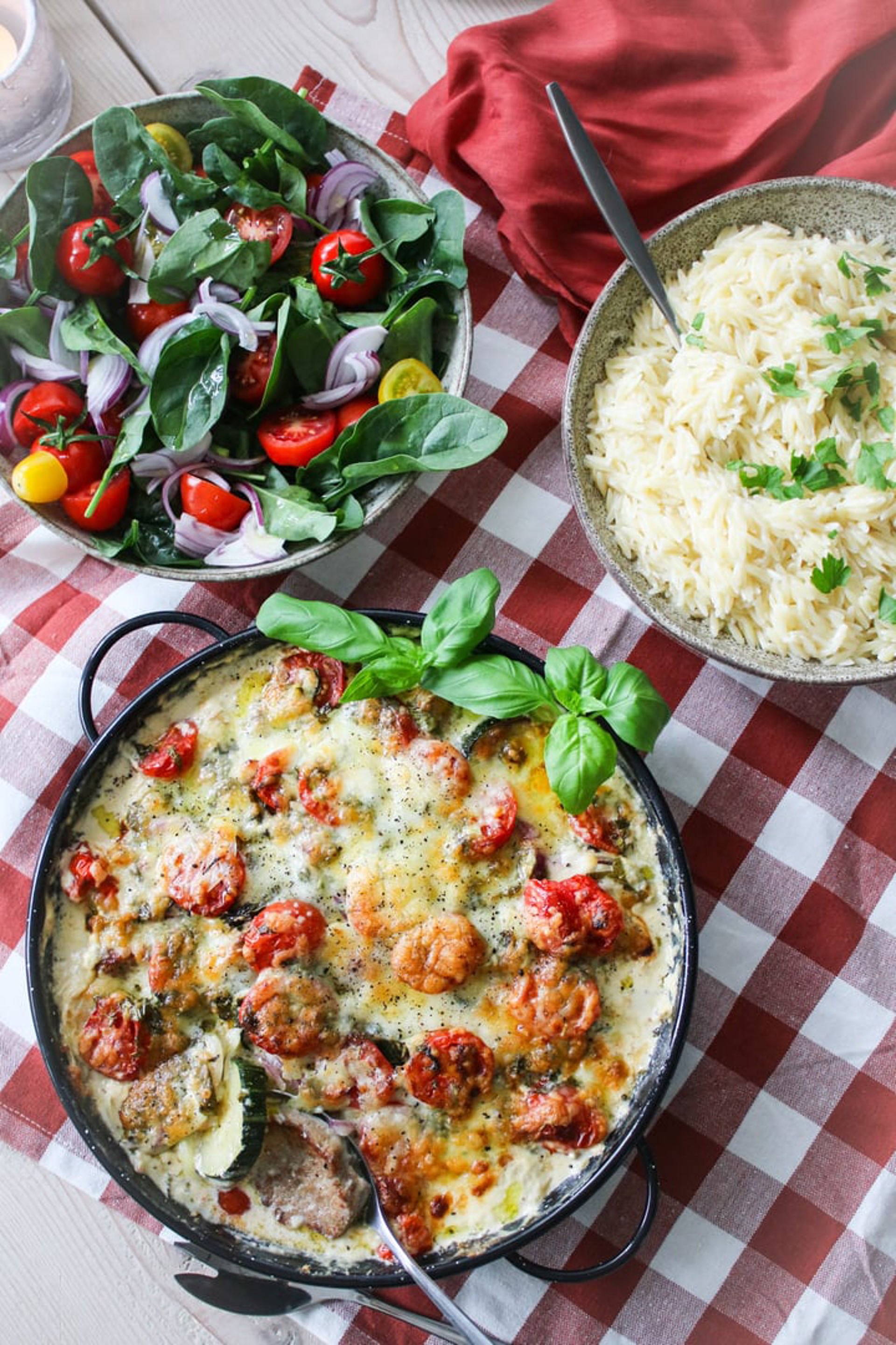 Italiensk gratinerad fläskfilé med risoni och spenatsallad