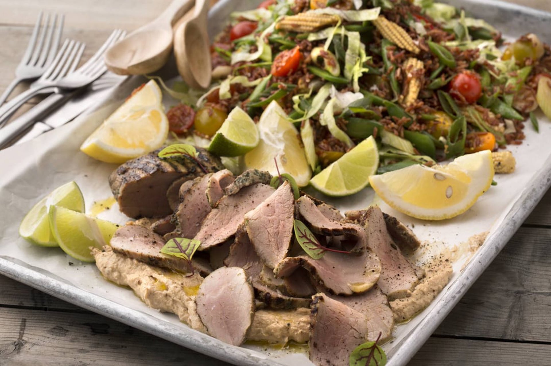 Grillad skinkrulle med sriracharissallad och rostad lök creme
