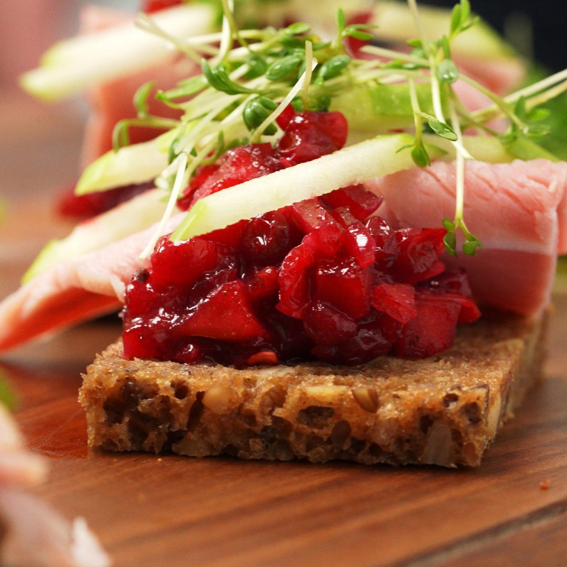Snittar med julskinka, lingonchutney och krispigt äpple