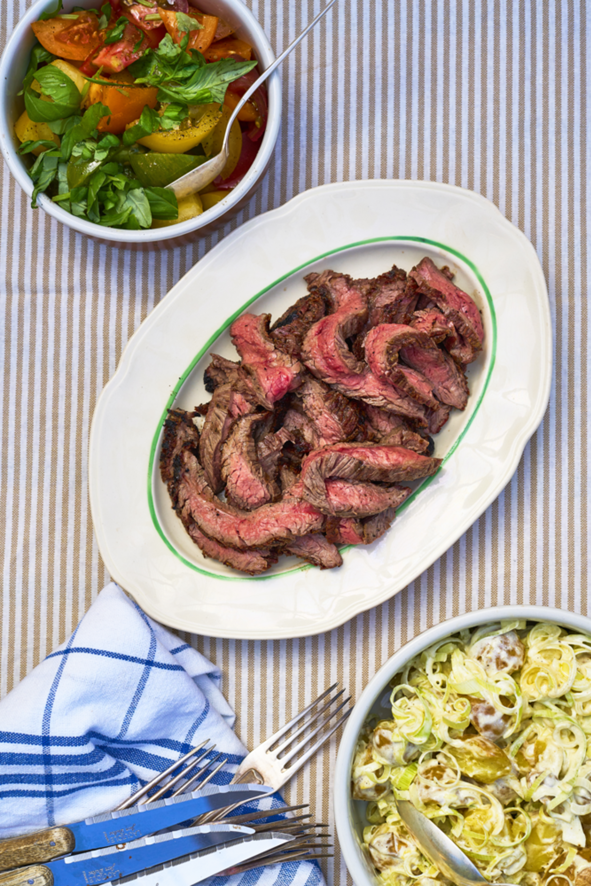 GRILLAD FLANKSTEK MED POTATISSALLAD