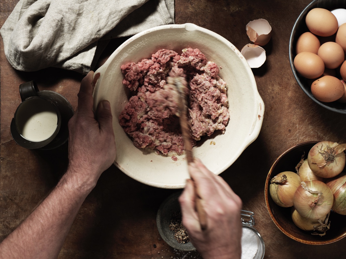 Lärlingen och köksmästarn Roland gör köttbullar på fem ingredienser och 15 minuter, snabbt och utsökt.
