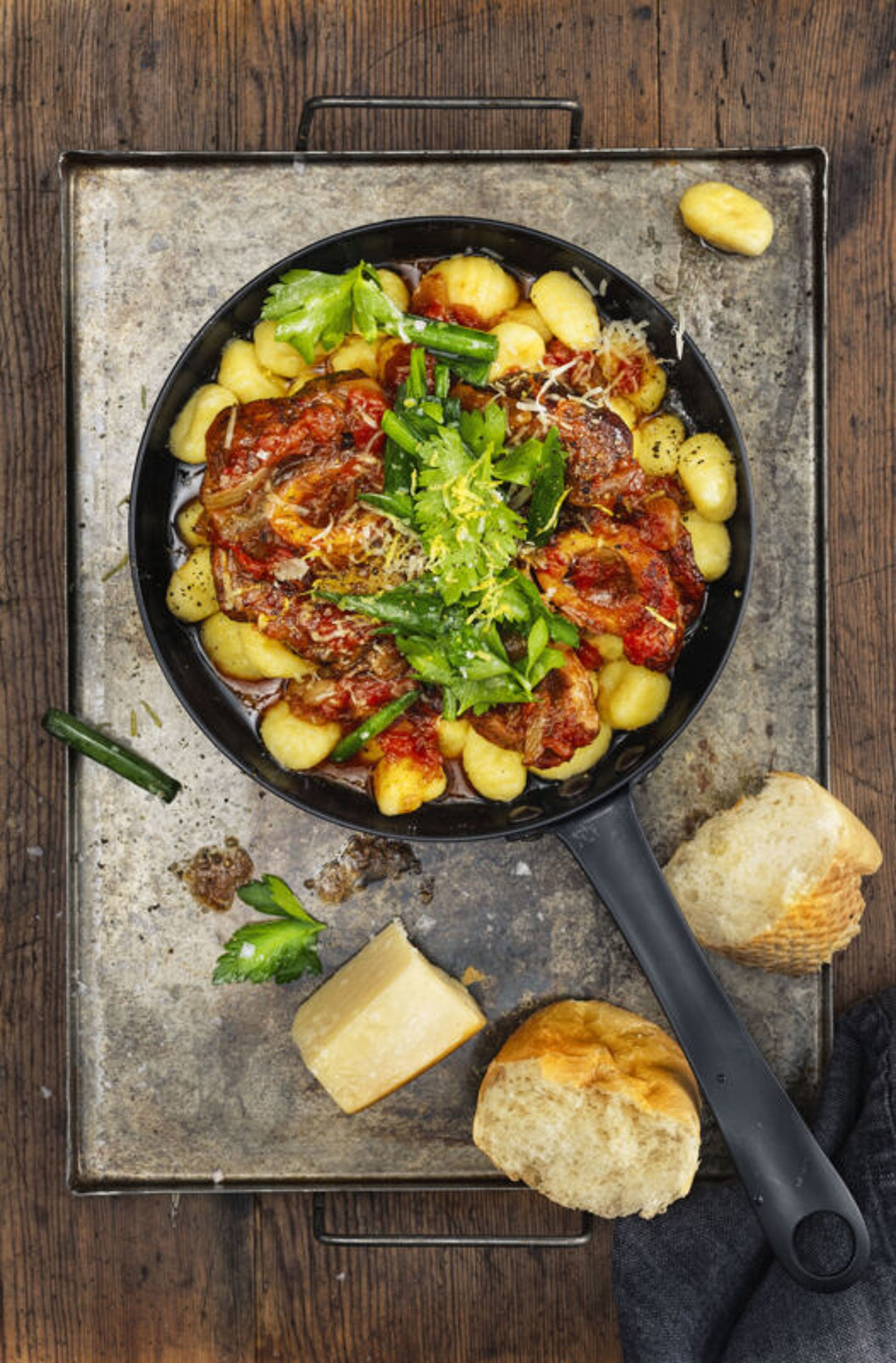 RÖDVINSBAKAD OSSO BUCO RAGU MED STEKT GNOCCI