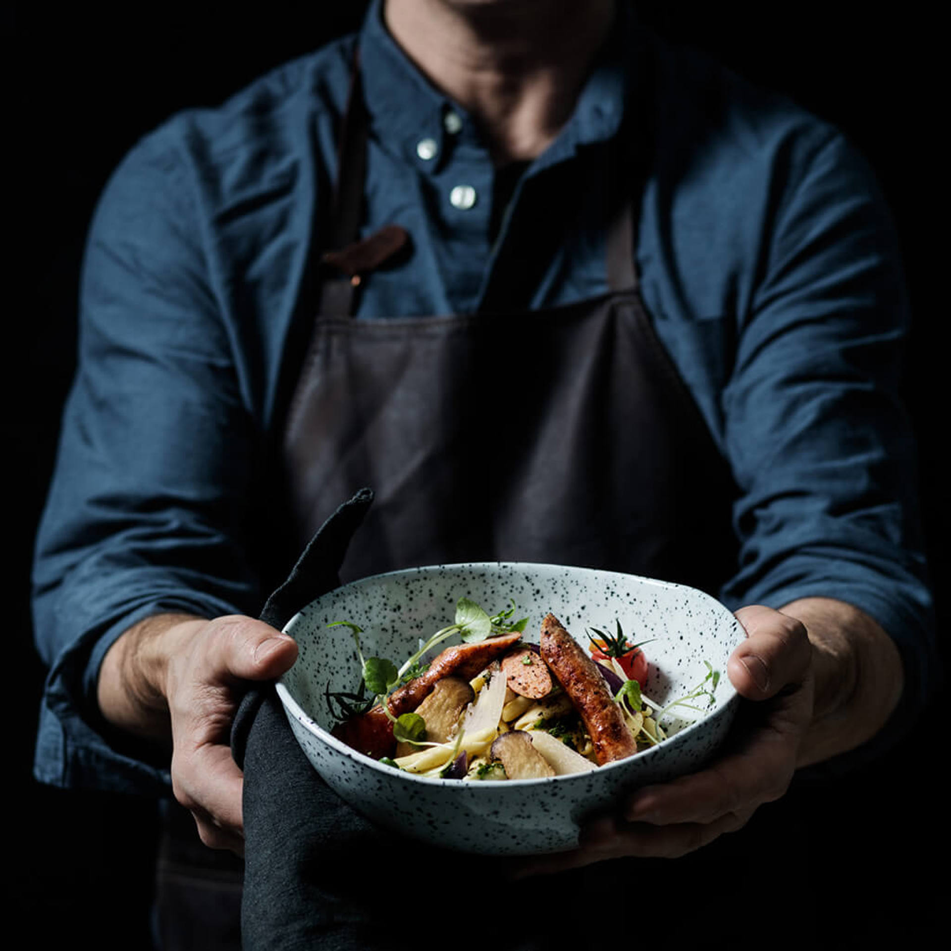 Pasta med stekt färskkorv, svamp och vitlök