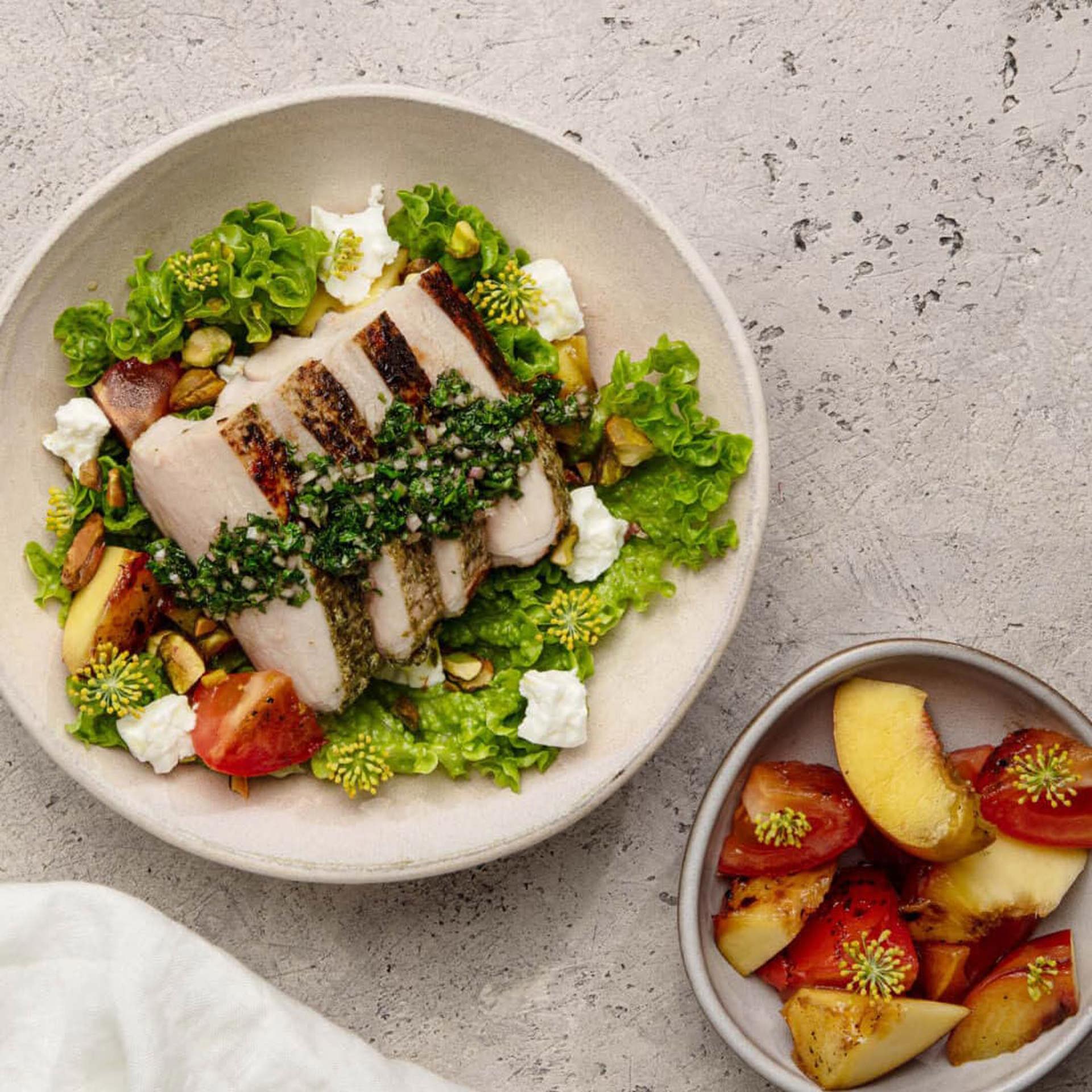 ÖRTMARINERAD FLÄSKYTTERFILÉ MED GRILLADE TOMATER OCH PERSIKOR