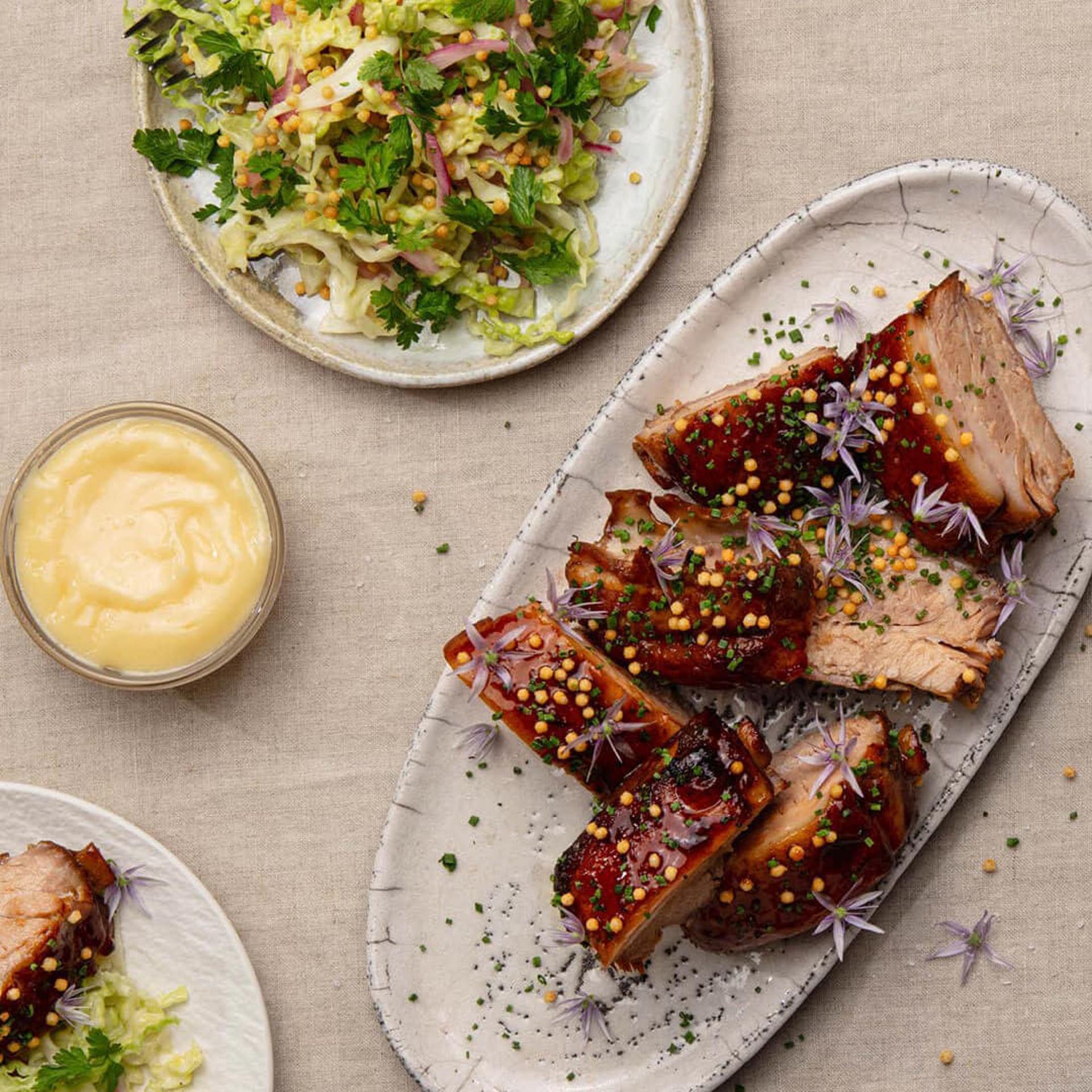 ASIATISKA RIBS MED SAVOYKÅLSSALLAD