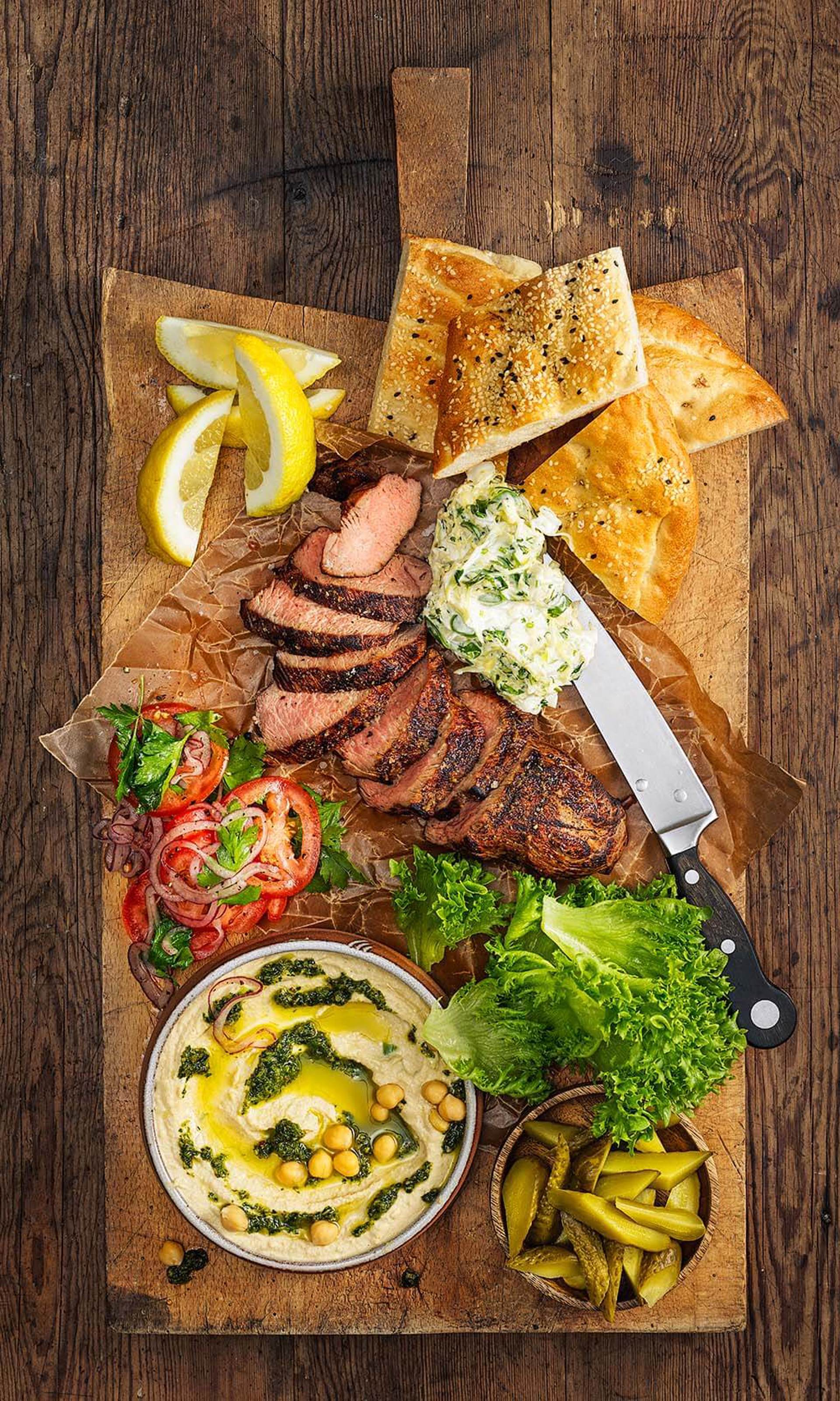 GRILLAD KALVROSTAS MED HUMMUS