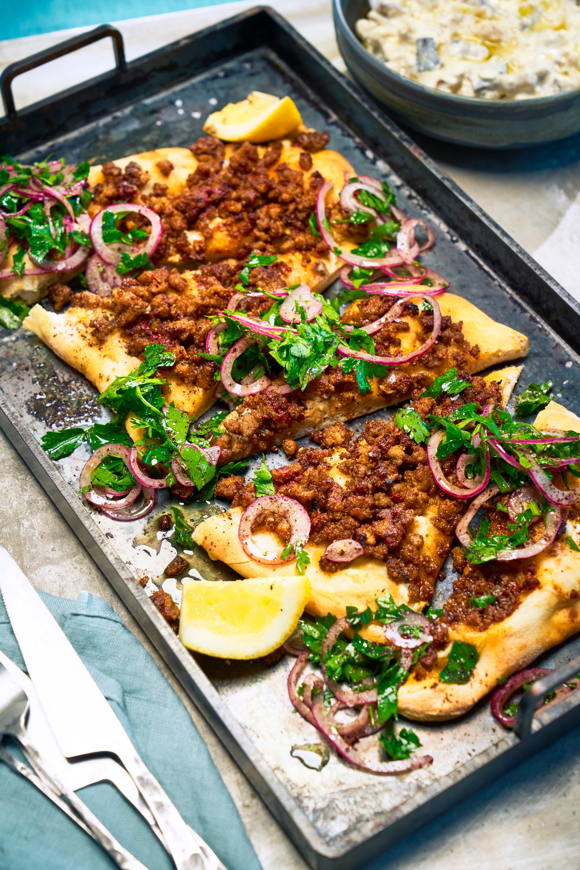 Labneh på Pinsa med kryddig lammfärs