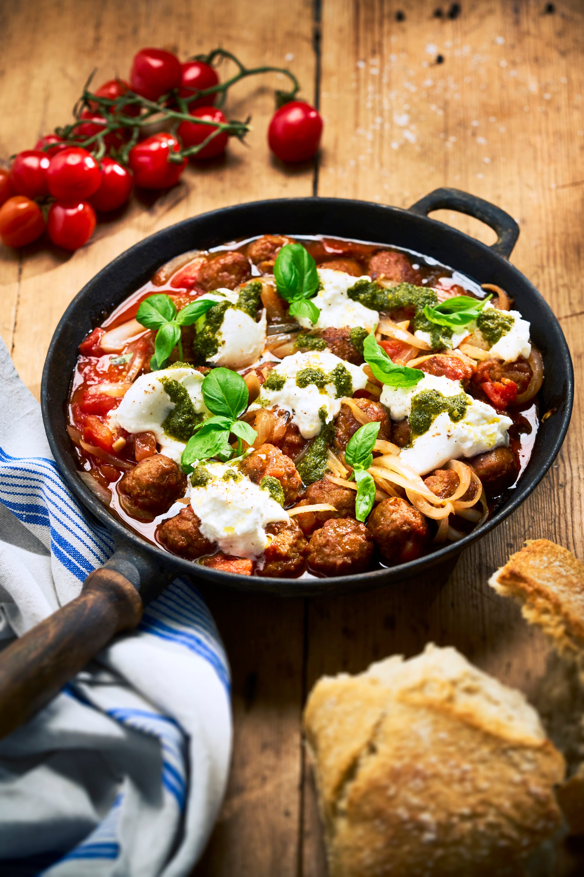 Köttbullar i tomatsås med burrata, pesto och basilika
