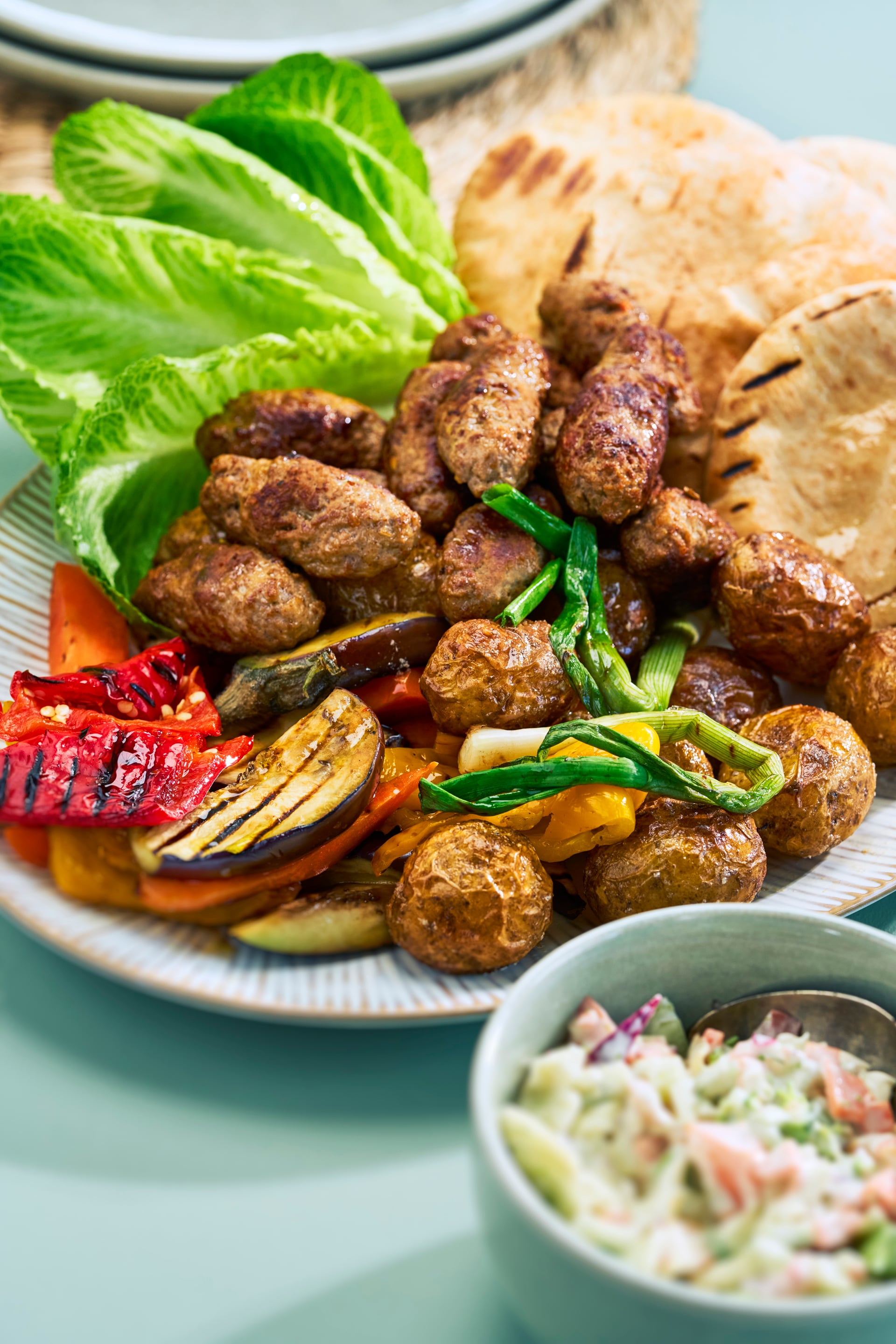 Cevapcici i pitabröd med rostad färskpotatis & picklesmajonnäs