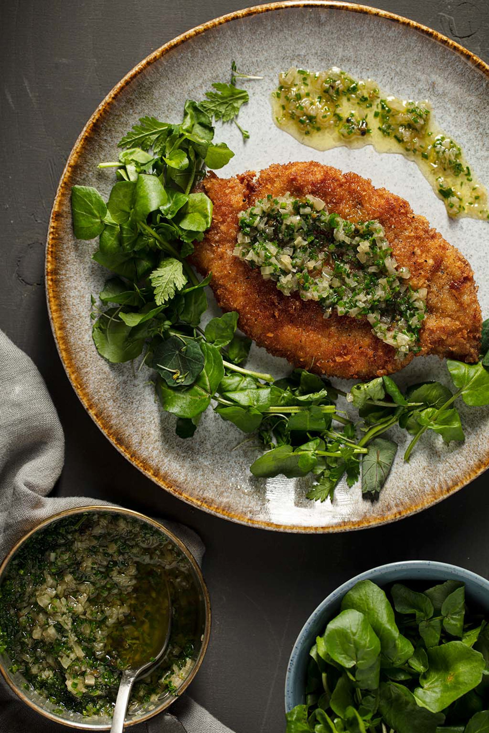 SMÖRSTEKT SCHNITZEL MED SARDELLSMÖR OCH KRASSESALLAD